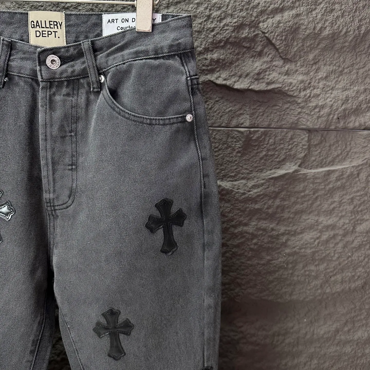 P270 GALLERY DEPT. Co-branded 2025 new black cross-leather stitching couple's style loose washed flared jeans 🔥High version🔥High version🔥 Top ceiling quality Styles with different washed textures are very friendly to people with thin legs and thick legs. The slightly flared version is very flattering to the leg shape. Moderate length that never goes out of style, easy and casual to match, basic styling for various styles, a must-have in the wardrobe! The fabric is stiff but also makes the upper body soft without losing texture. The washing process is even more perfect. It is a must-have item for everyone! ! ! Washed wheat, tag, pants label, three complete labels Color: washed black, washed blue Size: 28, 30, 32, 34 (four sizes)